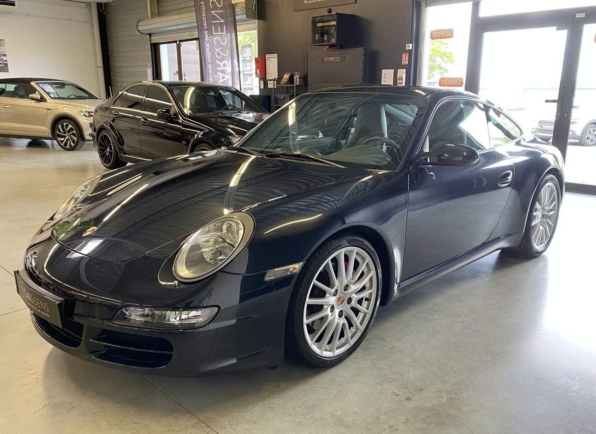 Porsche 911 exposée dans le showroom