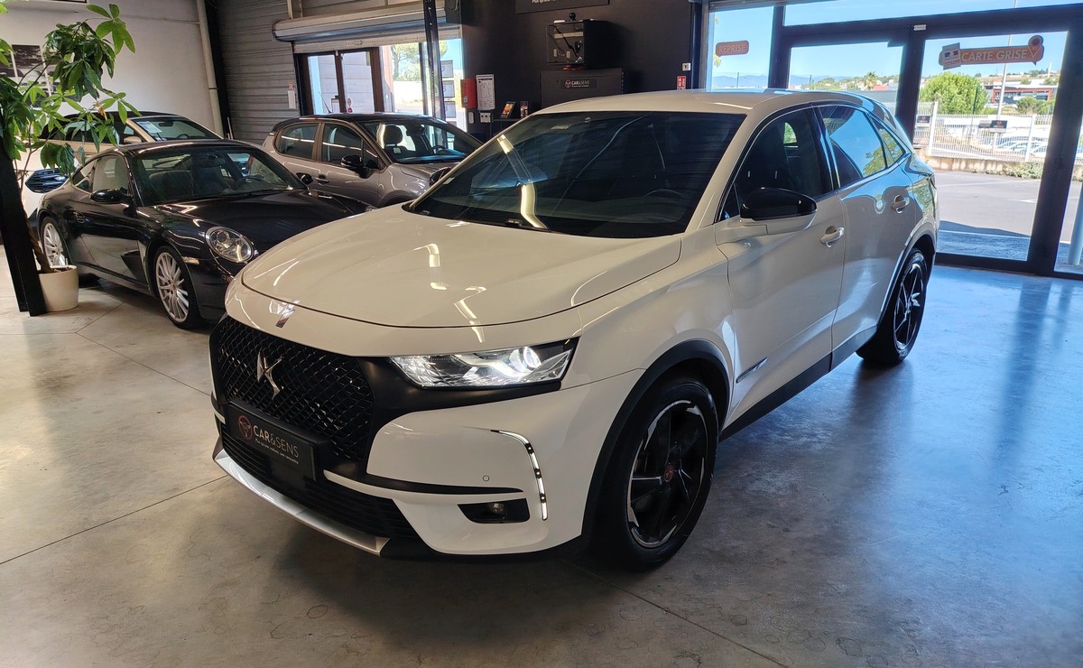 DS 7 Crossback blanche dans le showroom