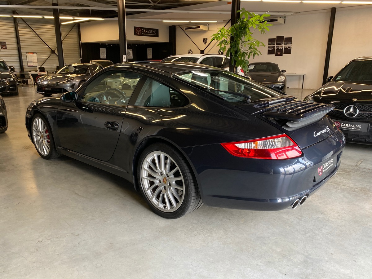 Porsche 911 vue de l’arrière dans le showroom