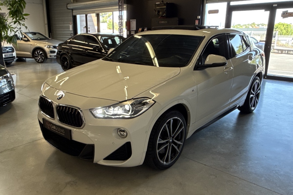 BMW X2 blanche dans le showroom